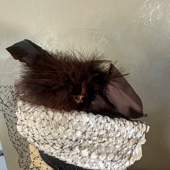 ELEGANT 1960S\' OFF-WHITE STRAW HAT WITH BROWN FEATHER TRIM + VEIL